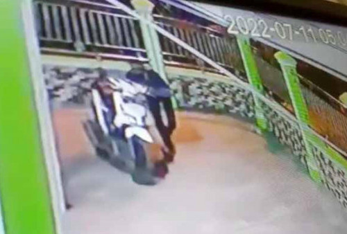 Hanya dalam Hitungan Detik, Sepeda Motor di Halaman Masjid Ini Raib Dibawa Kabur Pencuri