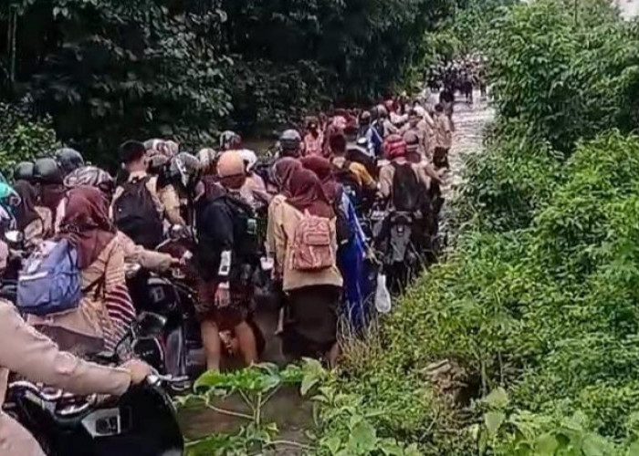 Ribuan Siswa di Muara Enim Terkepung Banjir, Kendaraan Bermotor Harus Ditinggal di Sekolah