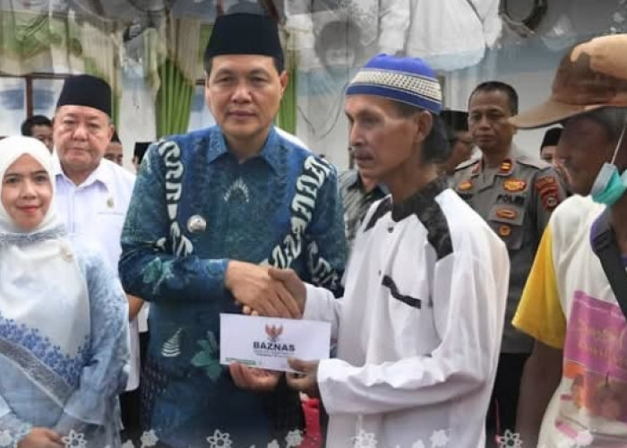 Gandeng Baznas Muara Enim, Bupati Edison Salurkan Zakat Mal Untuk 875 Mustahik