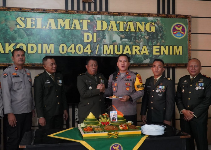 Kejutan HUT ke-81 TNI, Polres Muara Enim Bawa Tumpeng ke Kodim 0404/Muara Enim