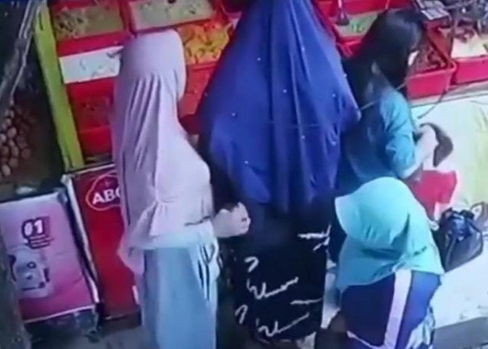 Aksi 2 Emak-emak Nyopet di Pasar 10 Ulu Terekam Kamera CCTV