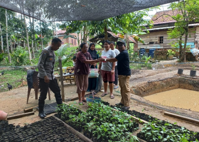 Dukung P2B, Bhabinkamtibmas Bagikan Bibit Cabai, Tomat dan Terong kepada Warga