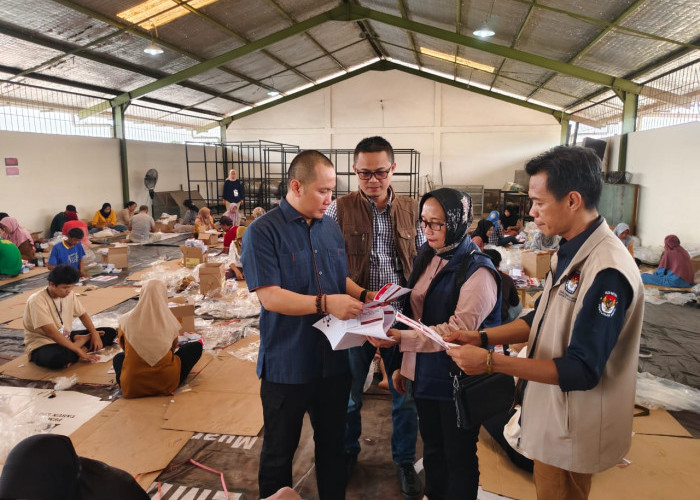 KPU Sumsel monitoring Proses Pelipatan Surat Suara di Gudang Logistik Muara Enim