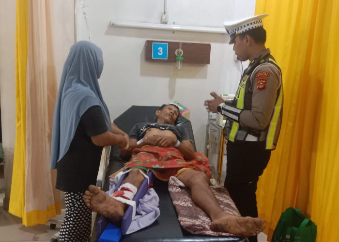 Sepeda Motor Tabrak Dump Truk, Pengendara Alami Patah Kaki