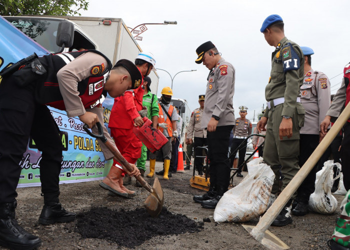 Polres Muara Enim Tambal Jalan Berlubang Dalam Kota