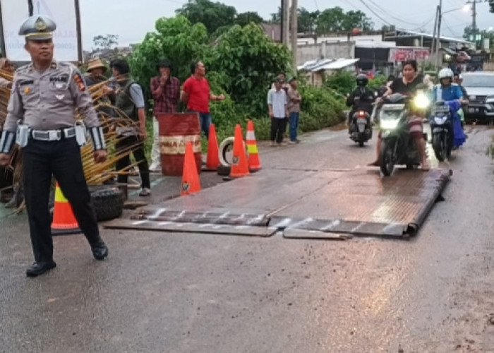 Plat Duiker di Jalan HTI Muara Enim Ambruk