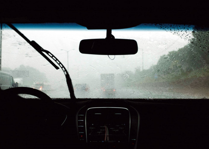 Mengapa AC Mobil Harus Menyala Ketika Hujan? Ini Alasannya
