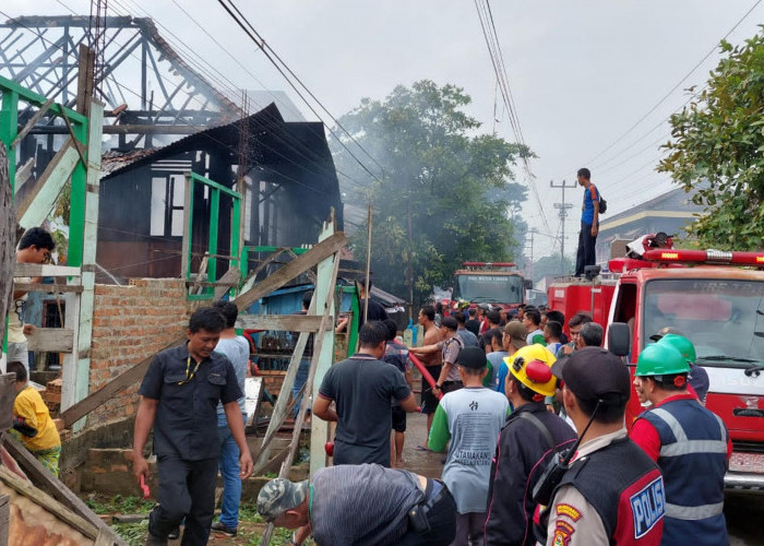 Diduga Korsleting Listrik, 1 Rumah Warga di Hoktong Plaju Hangus Terbakar