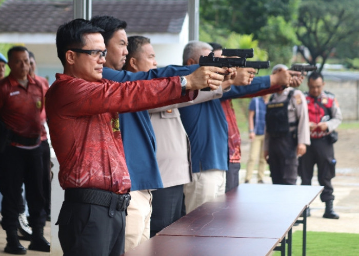 Polres Muara Enim Tingkatan Kemampuan Menembak Anggota