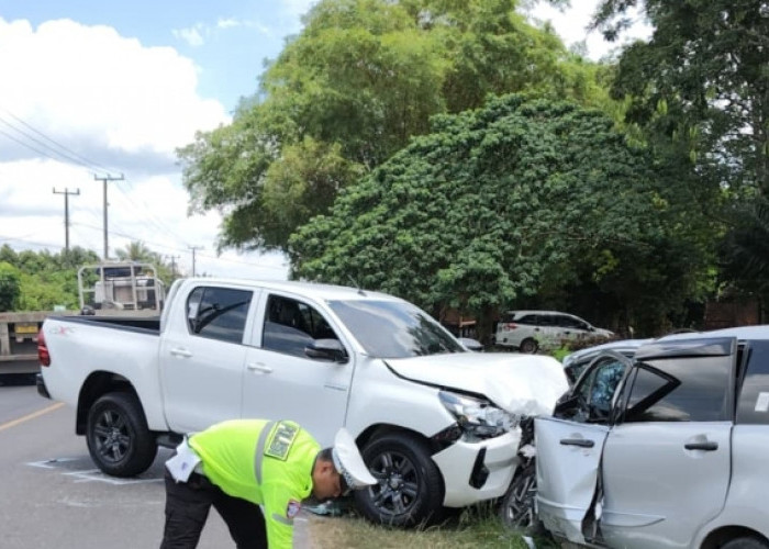 Gagal Nyalip, Avanza dan Hilux 'Adu Kambing' di Muara Enim