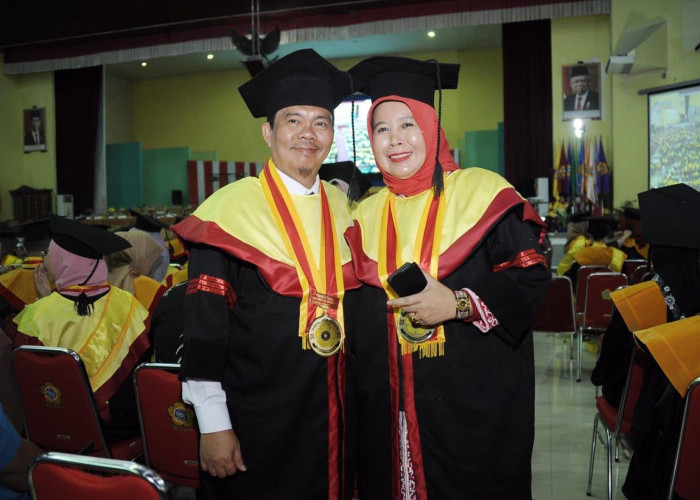 Selamat! Direktur Utama Sumatera Ekspres Group dan Istri Diwisuda