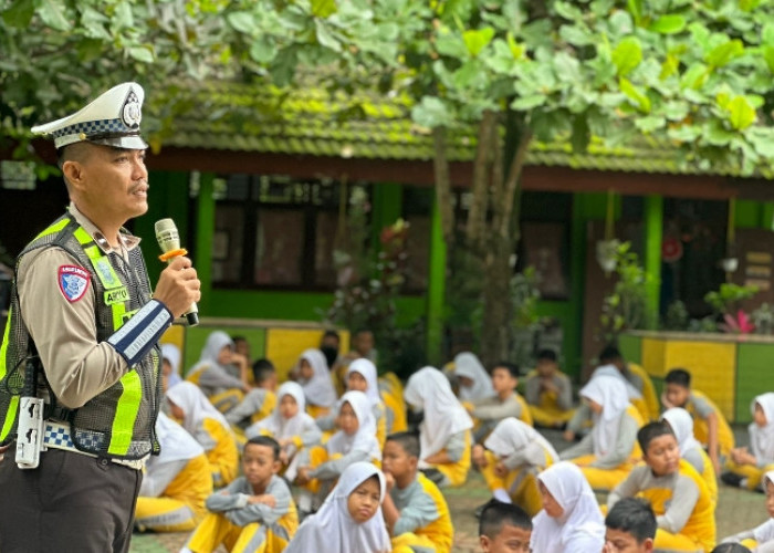 Satlantas Polres Muara Enim Gelar Sosialisasi Bertajuk 'Polisi Sahabat Anak' untuk Siswa Tertib Berlalu Lintas