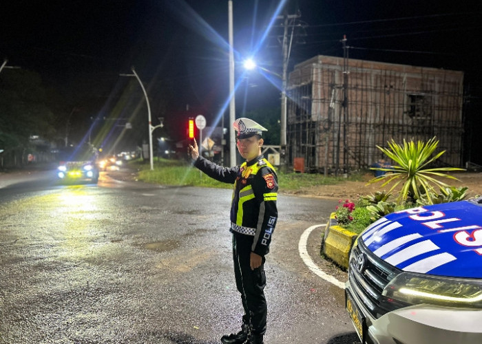 Anggota Satlantas Polres Muara Enim Jaga Keamanan Lalu Lintas di Malam Hari Melalui Giat Blue Light Patrol