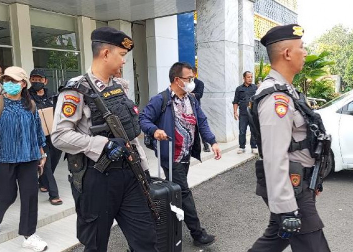 11 Jam Geledah 4 Lokasi di Muara Enim, Penyidik KPK Bawa Koper dan Kardus Berisi Dokumen