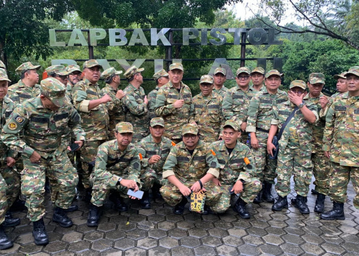 Tak Hanya Menulis, Direktur UKW PWI juga Jajal Senjata Kopassus