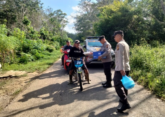 Polsek Rambang Bagikan Nasi Kotak Bagi Warga dan Pengguna Jalan