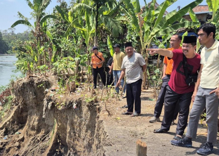 Tim Dinas PUPR dan BPBD Muara Enim Tinjau Lokasi Longsor di Desa Ulak Bandung, Juga Kerahkan Excavator
