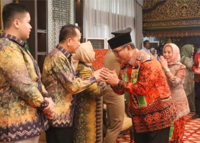 Kenakan Batik Motif Ambung dan Khaman, Pj Bupati Muara Enim Silaturahmi ke Griya Agung Palembang