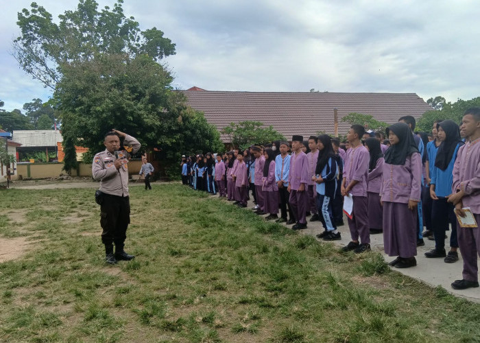 Bhabinkamtibmas Desa Kepur Edukasi Bahaya Narkoba Bagi Siswa SMP Negeri 7 Muara Enim 