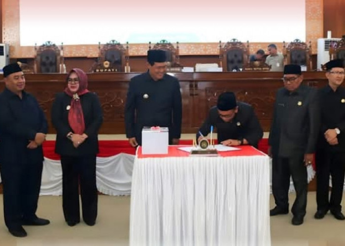 Bupati Edison Serahkan 3 Raperda Strategis di Paripurna X DPRD Muara Enim