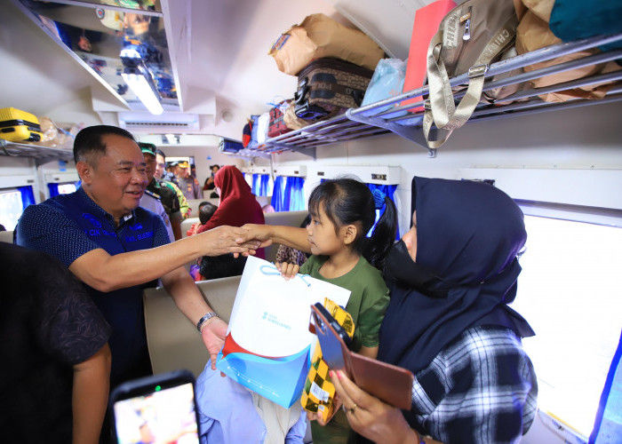 Wagub Cik Ujang Lepas Peserta Mudik Gratis Pemprov Sumsel di Stasiun Kertapati
