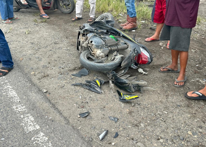Sepeda Honda Beat Ringsek Tabrak Bus Karyawan di Muara Enim