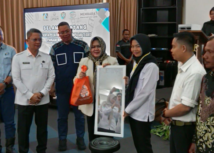 Dinas KUKM Muara Enim Bekali 70 Masyarakat Kurang Mampu dengan Keterampilan Pangkas Rambut & Tata Rias