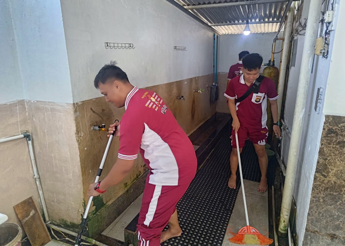 Polsek Gelumbang Perkuat Kedekatan dengan Warga Melalui Aksi Bersih Rumah Ibadah