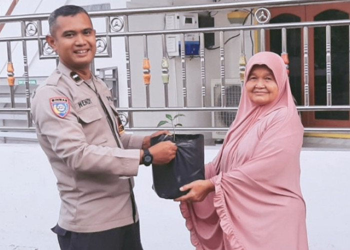 Bhabinkamtibmas Polsek Lawang Kidul Bagikan Bibit Cabai Dukung Program Ketahanan Pangan