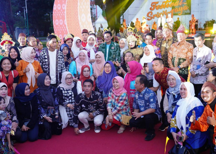 Tim Kesenian Muara Enim Berhasil Pukau Menparekraf Sandiaga Uno di Festival Sriwijaya 2024