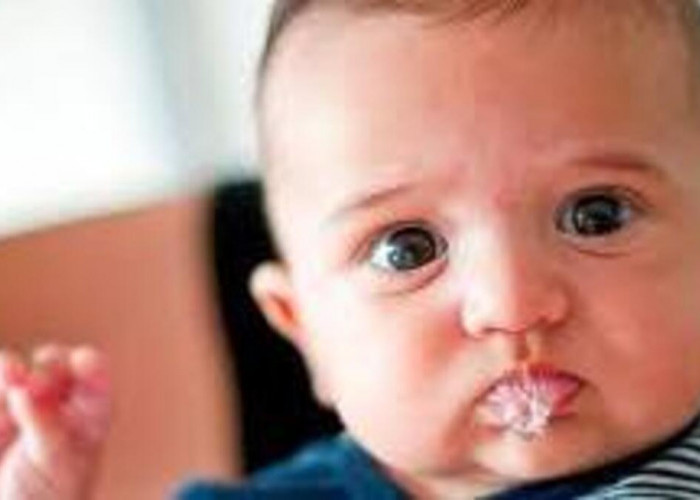 4 Hal yang Menyebabkan Bayi Sering Ngences dan Cara Mengatasinya