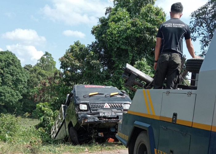 Sopir Mengantuk, Mobil Mitsubishi L300 Nyemplung ke Bibir Sungai Enim