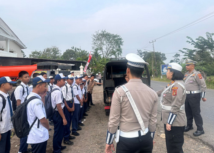 Bahaya! Para Pelajar di Muara Enim Ini Nekat Bergelantungan dan Duduk di Atap Angkutan Desa