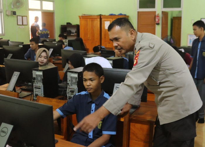 Polres Muara Enim Edukasi Pelajar SMK Negeri 2 Muara Enim Hadapi Era Digital
