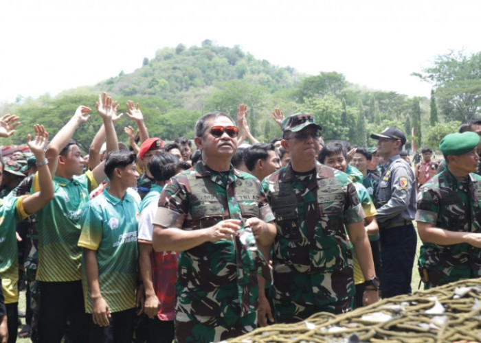 Mayjen TNI Rudy Saladin Dampingi KSAD Tutup TMMD ke-122 di Kediri