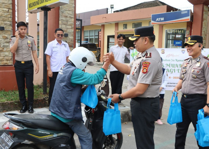 Penuh Kehangatan, Kapolres Muara Enim Bagikan Takjil