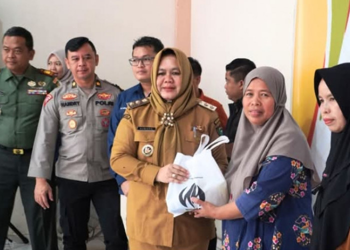 Wakil Bupati Salurkan 3.678 Paket Sembako HUT PT Bukit Asam ke-44 Tahun 2025