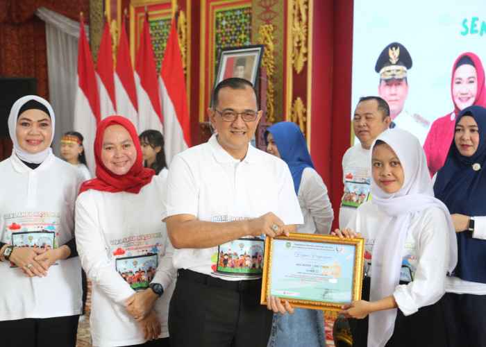 Sekda Sumsel Serahkan Hadiah Lomba Senam dan Story Telling Peringati Hari Anak Nasional 2024