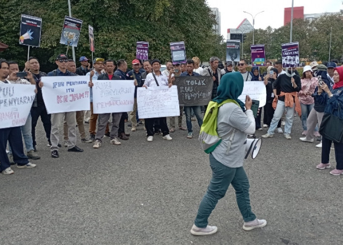 Koalisi Pers Sumsel Gelar Aksi Damai Tolak RUU Penyiaran di Halaman Gedung DPRD Sumsel