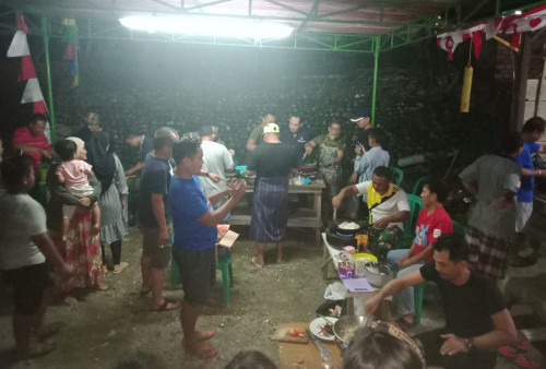 Bapak-bapak Warga Grojokan 5 Muara Enim Ikuti Lomba Masak Nasi Goreng