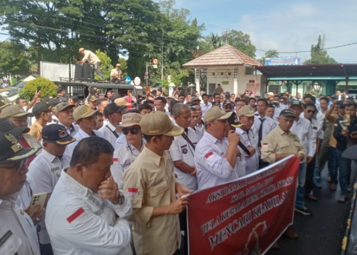 Ratusan Kepala Desa Geruduk Pengadilan Negeri dan Kantor Bupati Muara Enim, Ini Sebabnya