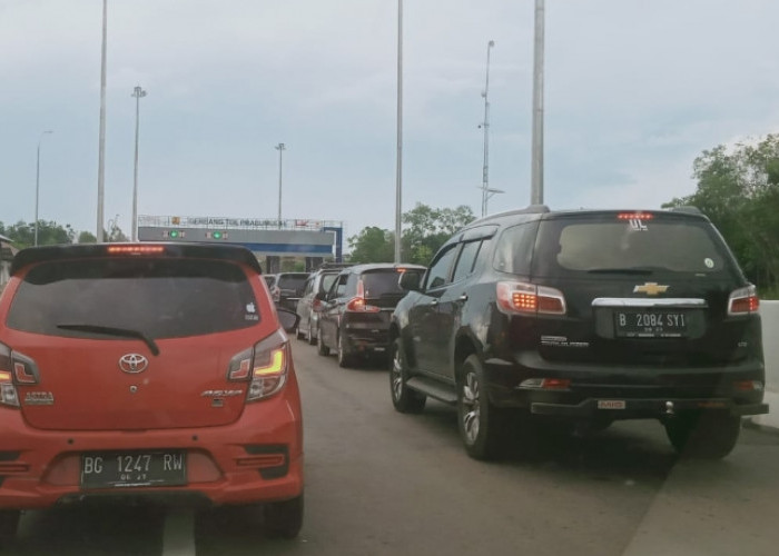 Saldo e-Tol Tidak Cukup, Antrean Kendaraan di Gerbang Tol Palembang-Indralaya Tak Terelakkan