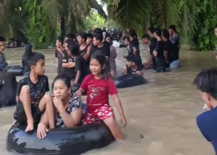 Banjir di Gunung Megang jadi Wahana Rekreasi Dadakan
