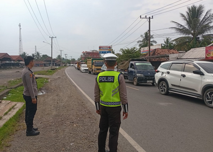 Arus Balik Idul Fitri Meningkat, Polres Muara Enim Siaga di Perlintasan Kereta Api Desa Cinta Kasih