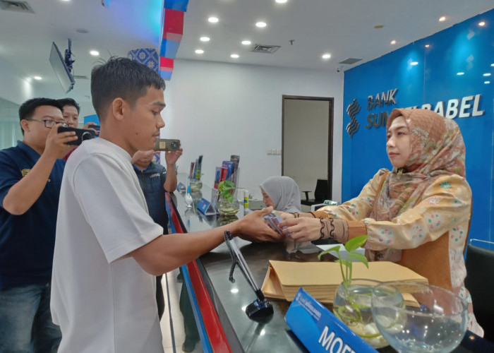 Warga Muara Enim Tukar Uang Baru untuk THR