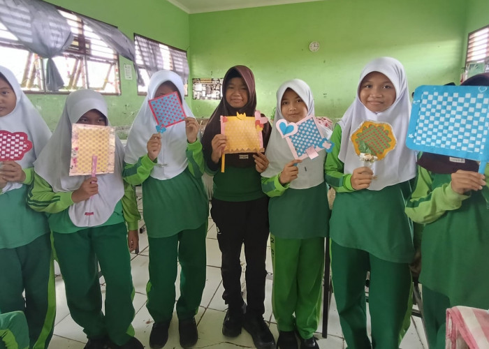 Siswa MIN 2 Muara Enim Sulap Limbah Kertas jadi Kipas Anyaman