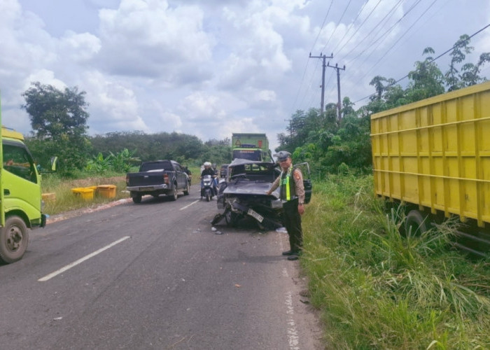 Kecelakaan Mobil Kijang vs Truk di Wilayah Muara Enim, 2 Orang Alami Luka Berat