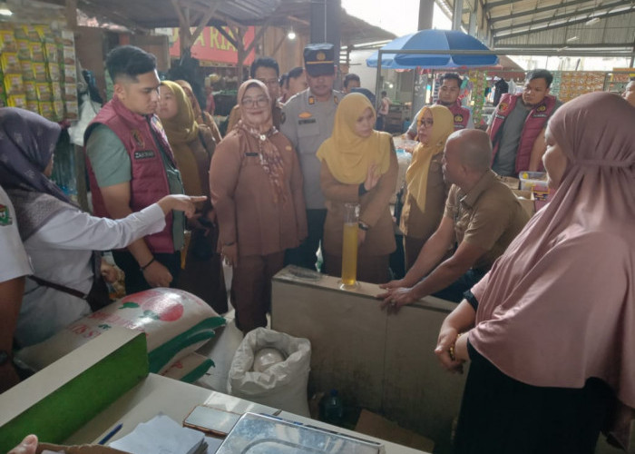 Sidak Pasar Muara Enim, Anggota Polres Muara Enim Temukan Dugaan Kecurangan Volume Minyak Kita