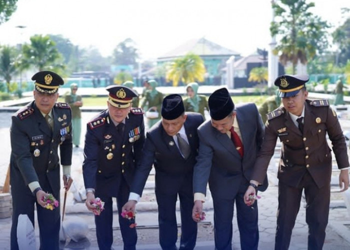 Peringati HUT TNI, Forkompinda Ziarah dan Tabur Bunga di Taman Makam Pahlawan Ksatria Pertiwi Muara Enim