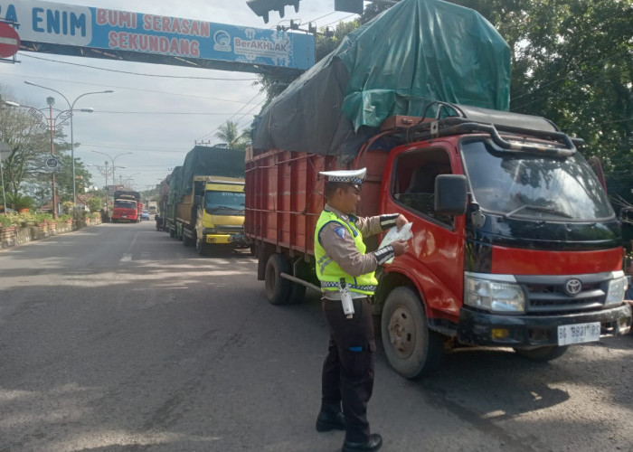 Bandel! Anggota Satlantas Polres Muara Enim Tindak Tegas 4 Unit Truk dengan Barang Bawaan Melebihi Kapasitas